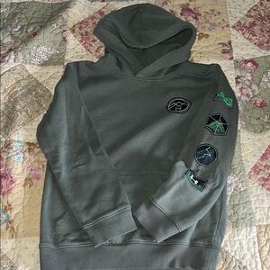 Under Armour Dark Green Hoodie with Sleeve Patch Details size youth med
